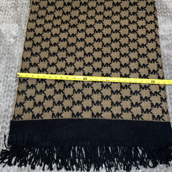 Michael Kors Shawl/Wrap Signature Color. - Picture 5 of 6